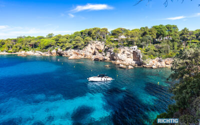 Bucht in Antibes mit Yacht mit Polfilter aufgenommen