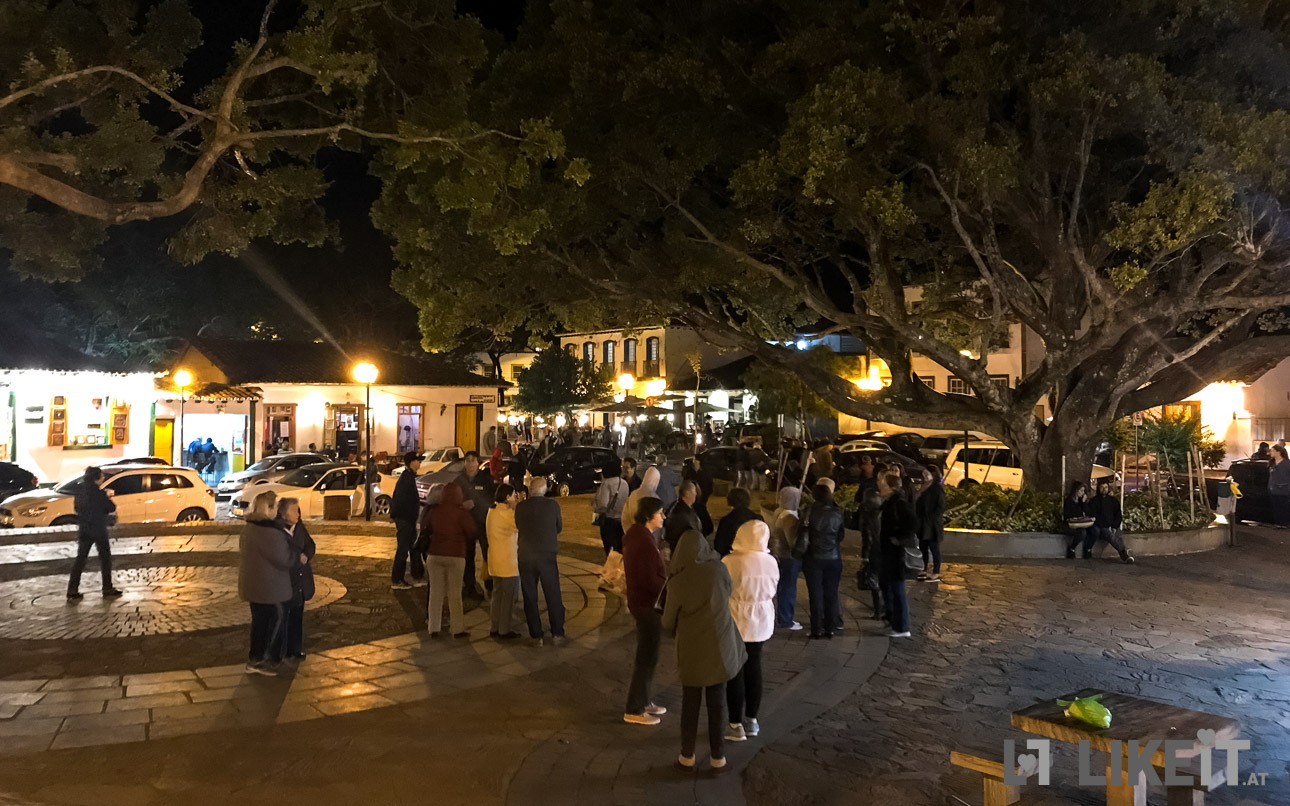 Hauptplatz in Tiradentes am Abend, Minas Gerais, Brasilien