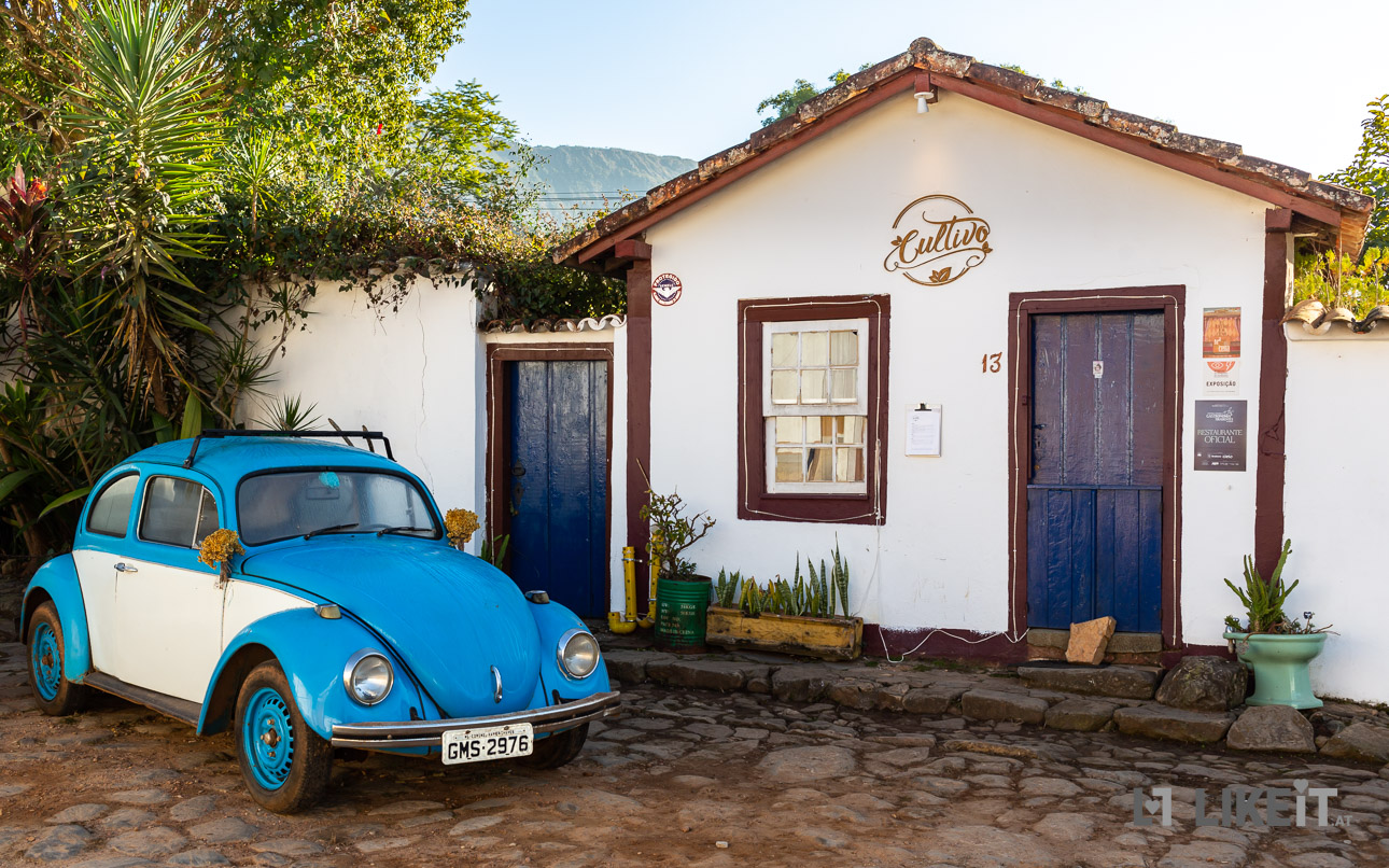 VW Käfer vor Haus in Tiradentes, Minas Gerais, Brasilien