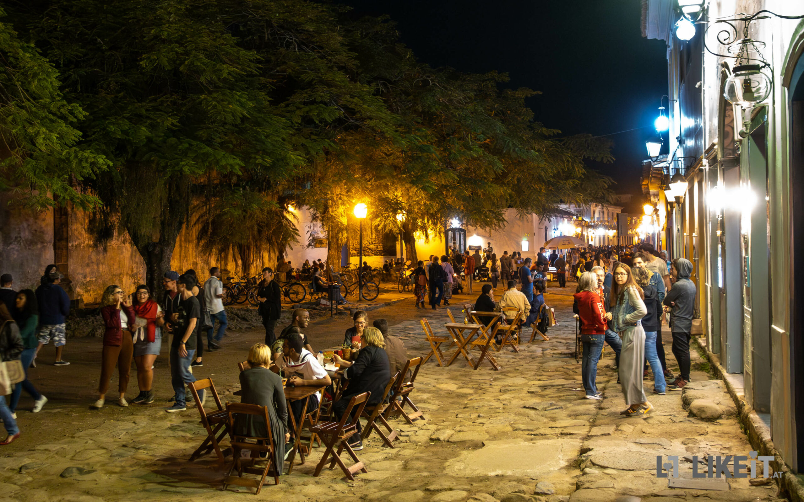 Straße mit Restaurants im historischen Zentrum von Paraty am Abend, Rio de Janeiro, Brasilien