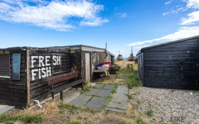 Typische schwarze Hütten am alten Fischerhafen von Hastings, Südengland