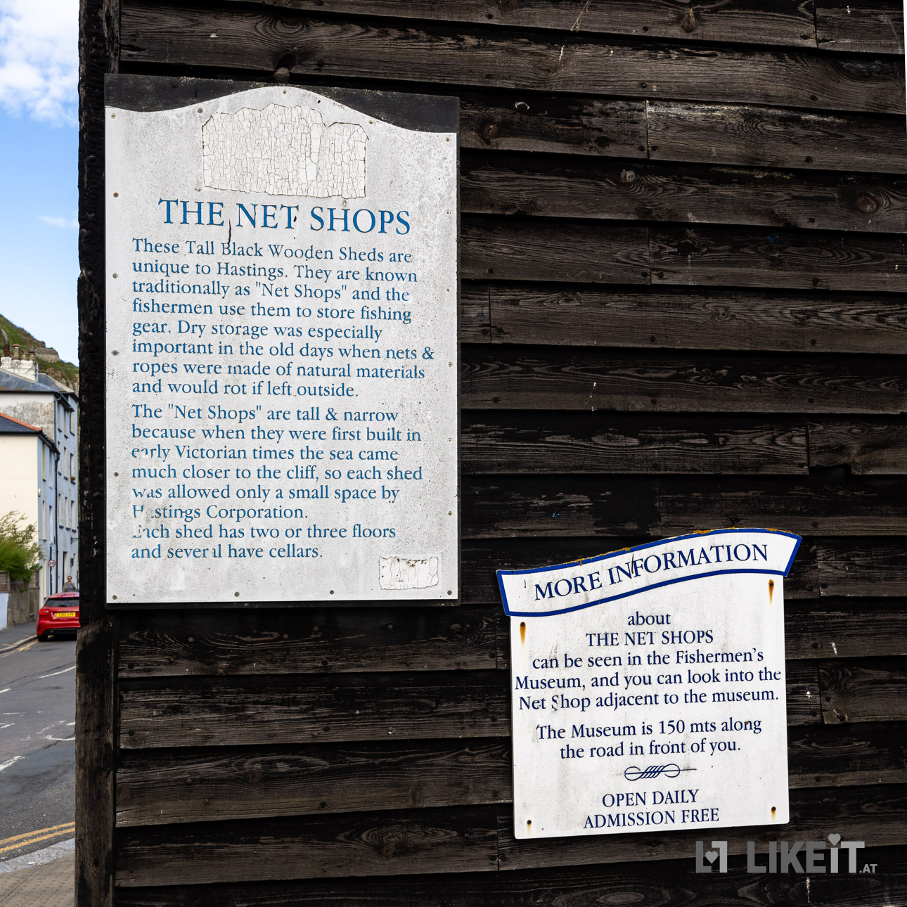 Typische Net-Shops Hütten im Fischerhafen von Hastings, Südengland